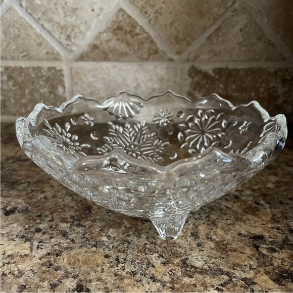 Mikasa Crystal  Snowflake Footed Serving Bowl 9" - Picture 3 of 3